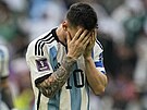 Argentinský útoník Lionel Messi s hlavou v dlaních po nepromnné anci v...