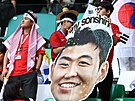 Korejtí fanouci s podobiznou Sona Hung-mina ped startem utkání proti Uruguayi