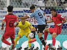 Uruguayský útoník Luis Suárez se tlaí do ance v utkání proti Koreji.