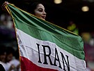 Íránská fanynka ped startem utkání proti Walesu