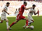 Velský útoník Gareth Bale proniká mezi bránícími Íránci.