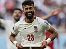 Íránský obránce Rámín Rezajíán slaví gól proti Walesu.