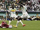 Senegalský útoník Boulaye Dia (vpravo) stílí gól kolem obránce Búalima...