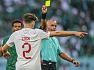 Polský obránce Matty Cash inkasuje v utkání proti Saúdské Arábii lutou kartu.