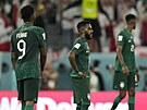 Zklamaní fotbalisté Saúdské Arábie po inkasovaném gólu v utkání s Polskem.