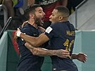 Francouzský útoník Kylian Mbappé slaví svj gól proti Dánsku se spoluhráem...