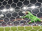 Dánský branká Kasper Schmeichel inkasuje gól od Kyliana Mbappého (zcela...