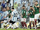 Argentinský útoník Lionel Messi zahrává pímý kop v utkání proti Mexiku.