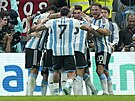 Argentintí fotbalisté se radují z gólu proti Mexiku.