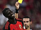 Belgický záloník Amadou Onana inkasuje lutou kartu v utkání proti Maroku.