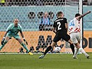 Chorvatský útoník Marko Livaja (vpravo) stílí gól v utkání proti Kanad pes...