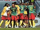Kameruntí fotbalisté se radují z gólu proti Srbsku, který vstelil...