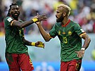 Kamerunský útoník Eric Maxim Choupo-Moting (vpravo) pijímá gratulaci ke svému...
