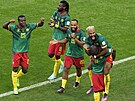 Kameruntí fotbalisté se radují z vyrovnávacího gólu proti Srbsku, který...