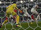 Ghanský obránce Mohammed Salisu stílí gól brankái Kimu Sung-kjuovi z Koreje.