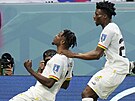 Fotbalisté Ghany se radují z gólu, který vstelil Mohammed Salisu (vlevo).