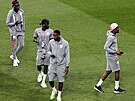Senegaltí fotbalisté obhlíejí hrací plochu ped zápasem proti Ekvádoru.