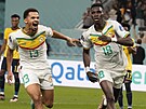 Senegalský útoník Ismaila Sarr (s íslem 18) se raduje se spoluhrái z gólu,...