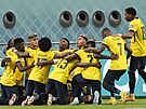 Fotbalisté Ekvádoru se radují z gólu Moisése Caiceda proti Senegalu.