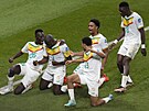 Fotbalisté Senegalu oslavují gól proti Ekvádoru, který vstelil Kalidou...