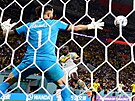Senegalský stoper Kalidou Koulibaly stílí gól ekvádorskému brankái Hernánu...