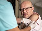 Ministr zdravotnictví Vlastimil Válek (TOP 09) se nechal naočkovat vakcínou...