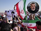 Írántí fanouci ped stadionem v Rajjánu ped utkání mistrovství svta proti...