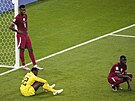 Katarský fotbalový branká Miíl Barim bhem utkání mistrovství svta proti...