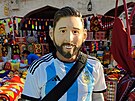 Argentinsk fanouek v masce Lionela Messiho. Ostatn se s nm na ulici v Dauh...