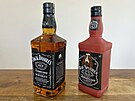 Psí hraka v podob láhve slavné whiskey z Tennessee vedle té skutené