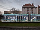 Letoní vánoní tramvaji v Plzni dominují ozdobené zelené vtve. Na kadém boku...