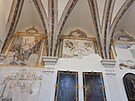 Renesann malby byly tyi stolet ukryt pod barokn omtkou.