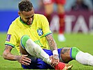 Brazilská hvzda Neymar se v zápase MS 2022 v Kataru drí za bolavý kotník....