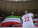 Íránský fanouek pi zápase MS v Kataru proti Walesu drí vlajku s nápisem...