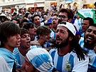 Fanouci fotbalist Argentiny v ulicích Dauhá vyhlíejí druhé utkání na MS v...