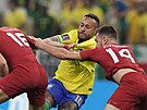 Brazilec Neymar v obleení srbských protihrá na MS v Kataru.