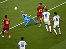 panlský Dani Olmo stílí gól do sít Kostariky na mistrovství svta 2022.