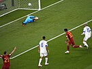 panlský Marco Asensio stílí gól do sít Kostariky na mistrovství svta 2022.