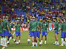 Braziltí hrái pi rozcvice na zápas se výcarskem na mistrovství svta 2022.