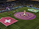 Slavnostní nástup fotbalist výcarska a Brazílie na mistrovství svta 2022.