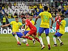 výcarský záloník Ruben Vargas v anci ped brazilskou bránou v utkání na...