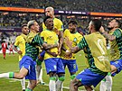 Brazilský útoník Vinicius Junior slaví se spoluhrái gól do sít výcarska,...
