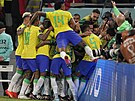 Braziltí fotbalisté slaví Casemirv gól do sít výcarska v utkání skupiny G...