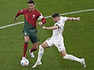 Portugalský Cristiano Ronaldo v souboji o mí s uruguayským Federicem Valverdem...
