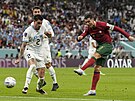 Stelecký pokus portugalské hvzdy Cristiana Ronalda v utkání proti Uruguayi na...