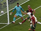 Uruguayský Luis Suarez se pokouí vstelit gól do sít Portugalska v zápase na...