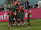 Portugaltí fotbalisté slaví druhý gól do sít Uruguaye na mistrovství svta...