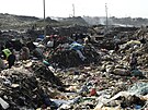 Na skládce v Dandoe se válí rzné druhy odpadu. (erven 2022)