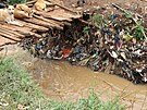 Textilní odpad ve slumu Kibera.