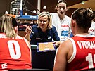 Trenérka Romana Ptáková udluje pokyny eským basketbalistkám.